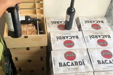 Quảng Bình: Bắt giữ gần 400 chai rượu ngoại nhập lậu