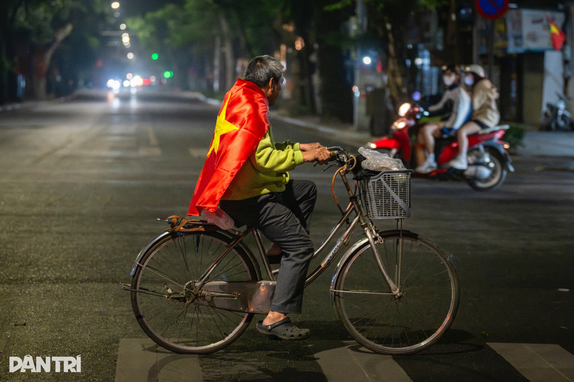 Hà Nội rực sắc đỏ trong đêm chiến thắng cảm xúc của U23 Việt Nam - 15