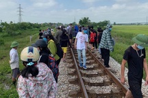 Lái tàu hoảng hồn phát hiện 2 mẹ con nằm dưới đường ray