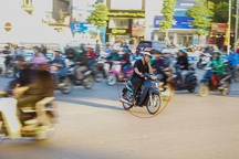 Vấn nạn vượt đèn đỏ trên đường phố Hà Nội