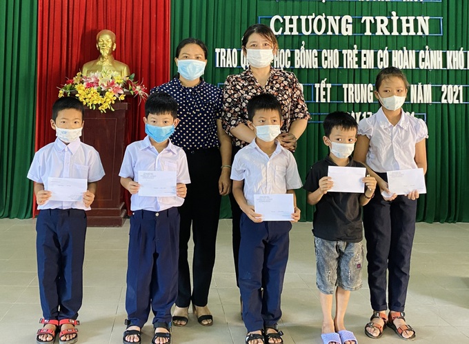 Thừa Thiên Huế: Nhiều phần quà, suất học bổng cho trẻ em khó khăn và con y, bác sĩ tham gia phòng chống COVID-19 - Ảnh 1.