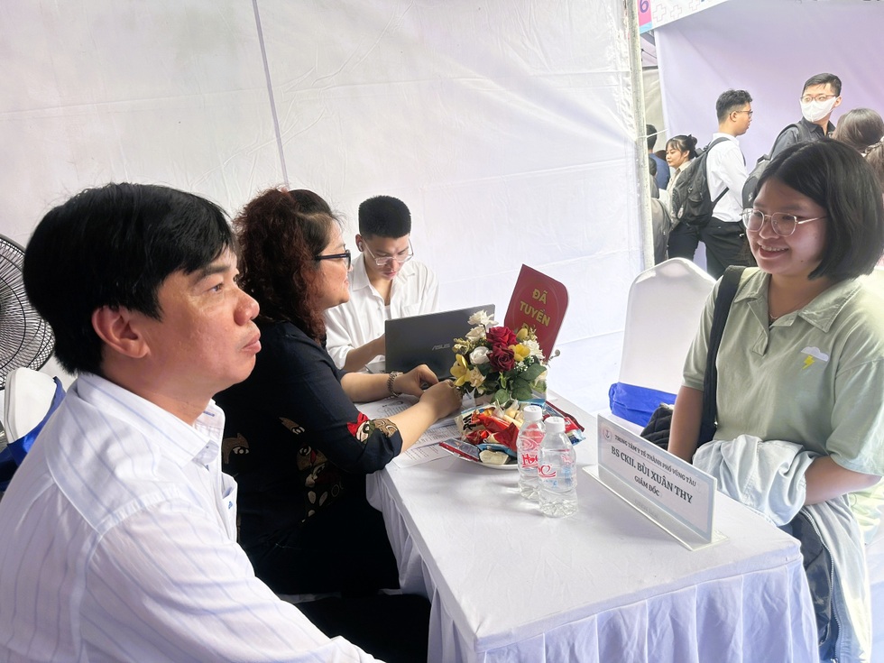 TPHCM: Ưu đãi cho bác sĩ bỏ phố về quê, nhiều trung tâm y tế vẫn ế - 1 TPHCM: Ưu đãi cho bác sĩ bỏ phố về quê, nhiều trung tâm y tế vẫn ế - 1