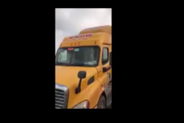 Tài xế container lái xe bằng chân qua cầu “tử thần”