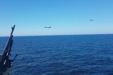 Thủy thủ Hà Lan không nghỉ việc khi Su-24M sượt qua đầu