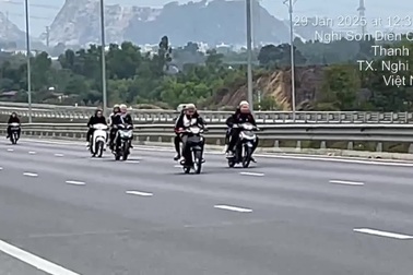 Nhóm thanh niên chạy xe máy trên cao tốc Nghi Sơn - Diễn Châu