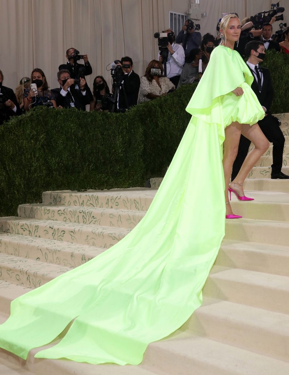 Choáng ngợp với loạt trang phục ấn tượng của mỹ nhân dự MET gala 2021 - 46 Choáng ngợp với loạt trang phục ấn tượng của mỹ nhân dự MET gala 2021 - 46