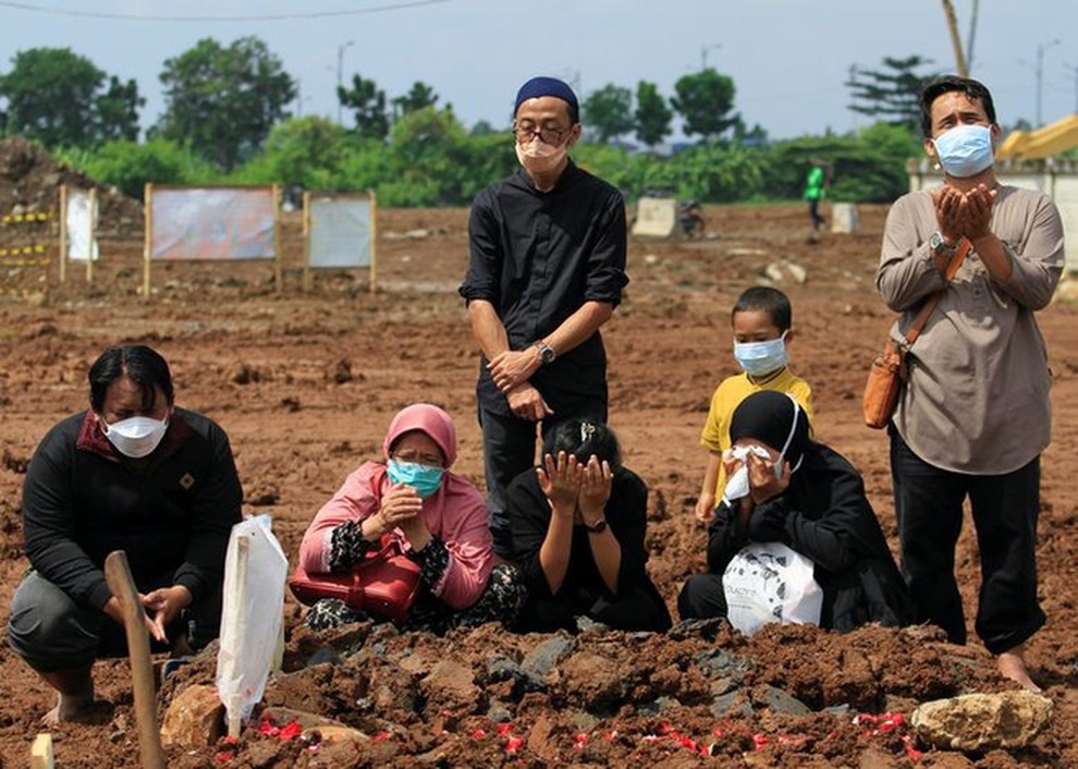 Bi kịch người đàn ông Indonesia mất vợ và con mới sinh vì Covid-19 - 3 Bi kịch người đàn ông Indonesia mất vợ và con mới sinh vì Covid-19 - 3