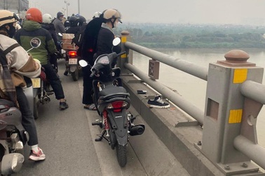 Hà Nội: Tìm kiếm nam thanh niên nghi nhảy cầu Thanh Trì