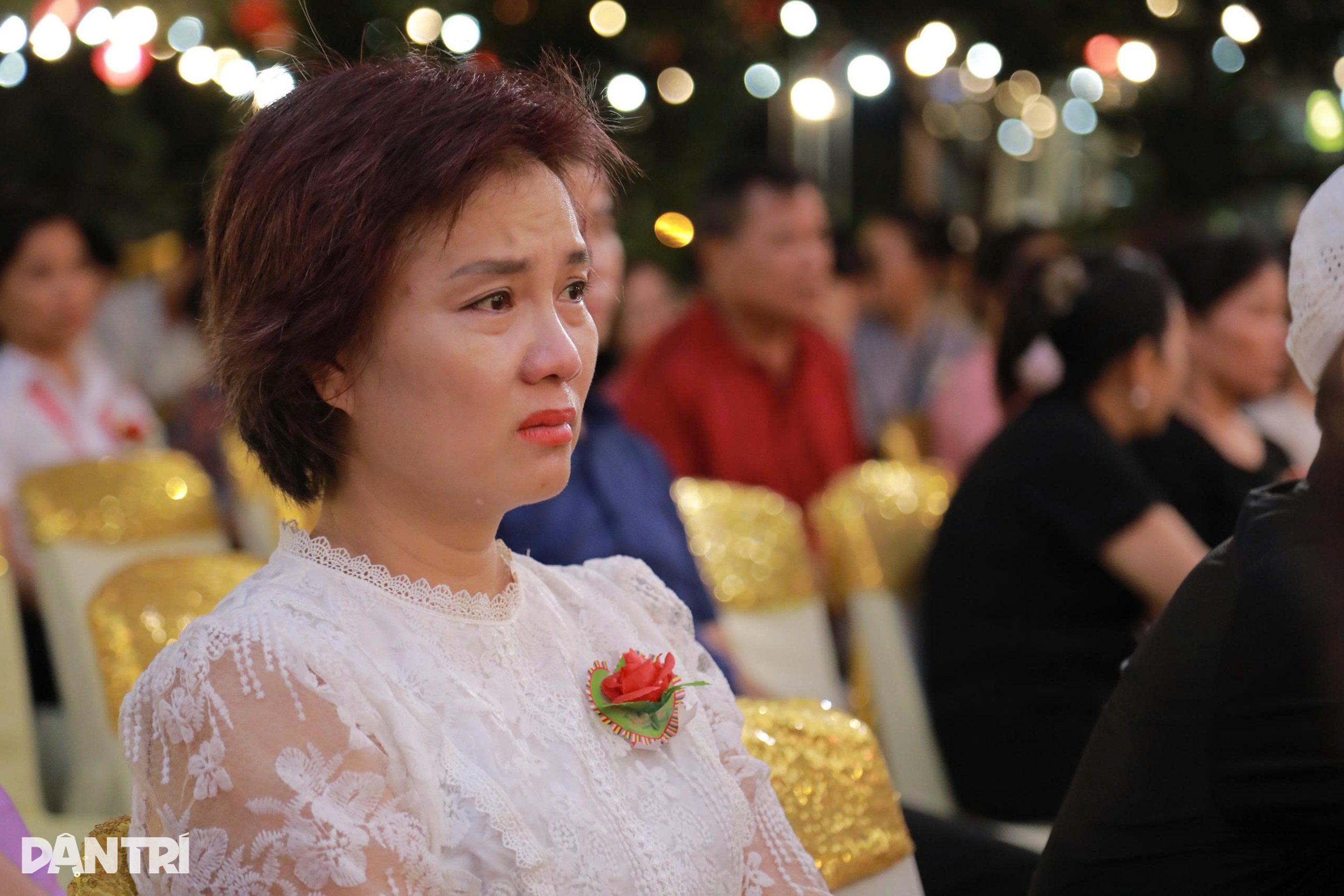 Hàng nghìn người thả hoa đăng trong đêm, cầu sức khoẻ cho bố mẹ ngày Vu Lan - 3 Hàng nghìn người thả hoa đăng trong đêm, cầu sức khoẻ cho bố mẹ ngày Vu Lan - 3