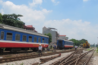 Tàu trật bánh liên tiếp ở Hà Nội: Sửa chữa ẩu, tàu quá tốc độ!