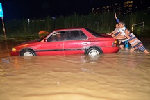 Sài Gòn ngập 3 ngày liên tiếp, người dân "chới với"