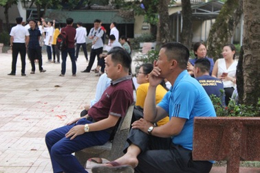 Phụ huynh căng thẳng hơn thí sinh trong buổi thi đầu tiên vào lớp 10