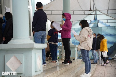 Cả nhà F0, cấm ra ngoài thì ai đi chợ?