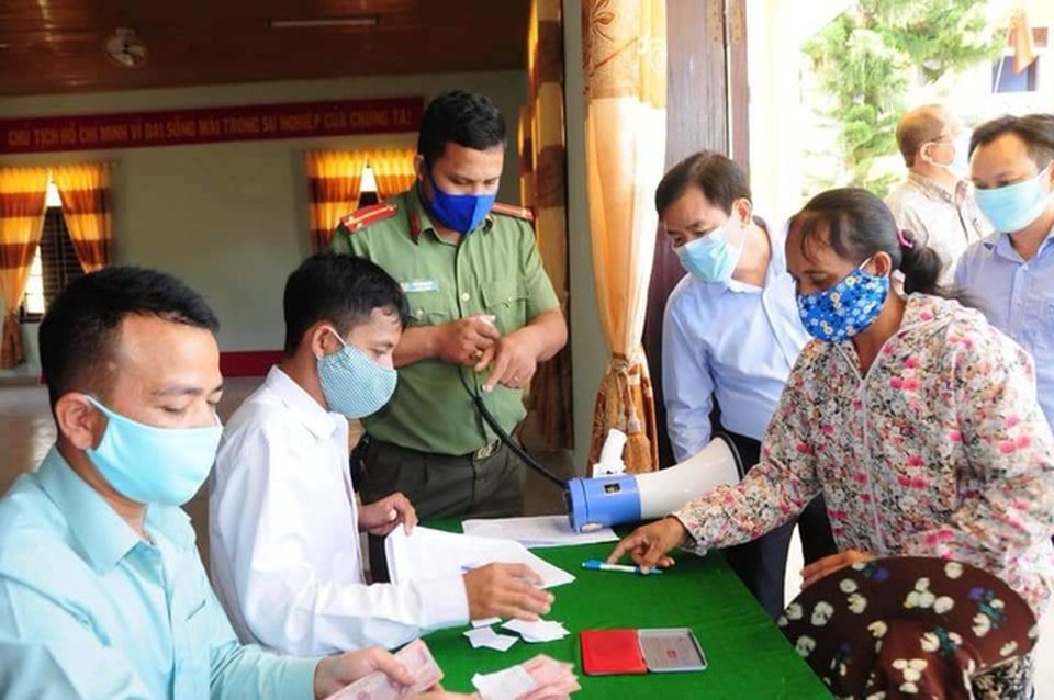 Triển khai thí điểm chi trả chính sách trợ giúp xã hội không dùng tiền mặt - 1 Triển khai thí điểm chi trả chính sách trợ giúp xã hội không dùng tiền mặt - 1