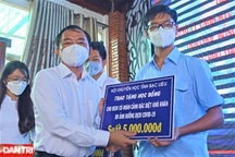 "Chúng em rất xúc động khi nhận học bổng vì khó khăn do dịch Covid-19"