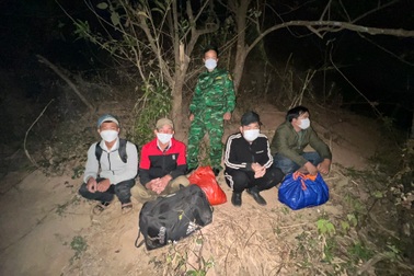 Nhóm đối tượng bị bắt khi "vượt biên" sang Lào bằng đường tiểu ngạch