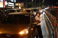 Vất vả mưu sinh trong đêm triều cường ở trung tâm TPHCM