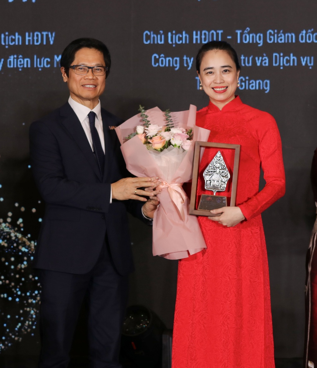 Chủ tịch EVNNPC nhận giải Nữ doanh nhân ASEAN tiêu biểu năm 2023 - 2 Chủ tịch EVNNPC nhận giải Nữ doanh nhân ASEAN tiêu biểu năm 2023 - 2
