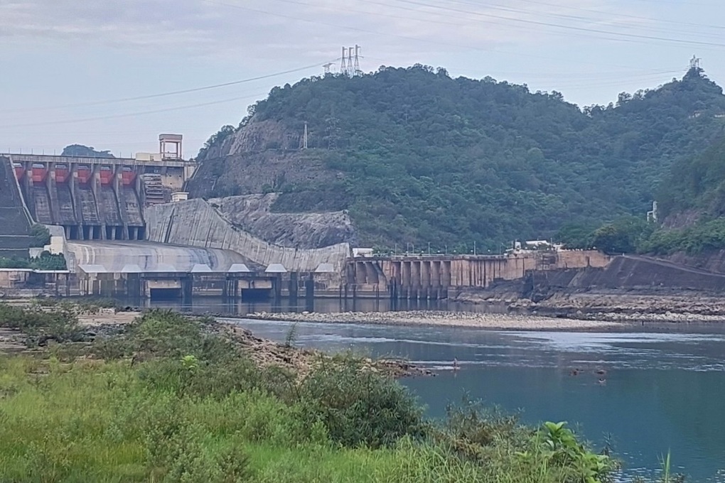 Sông Đà cạn trơ đáy, người dân nhặt được hàng chục quả đạn pháo - 1 Sông Đà cạn trơ đáy, người dân nhặt được hàng chục quả đạn pháo - 1