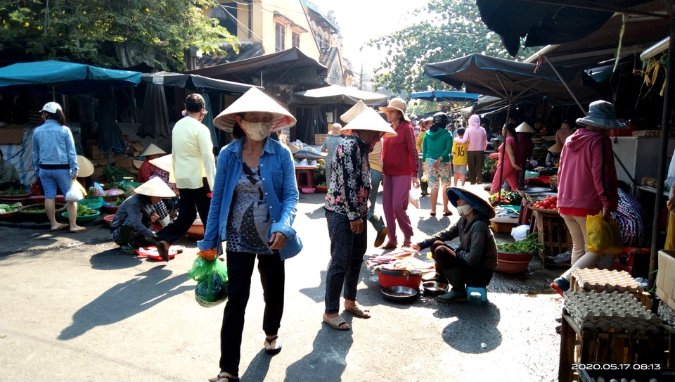 Buôn bán ế ẩm nhiều chủ hàng thịt lợn đành “treo quầy” - 7 Buôn bán ế ẩm nhiều chủ hàng thịt lợn đành “treo quầy” - 7