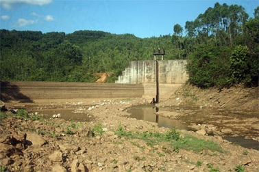 Huyện nghèo gặp khó vì mất mùa, hạn hán