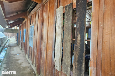 Học sinh vùng biên học tập trong ngôi trường thiếu trước, hở sau