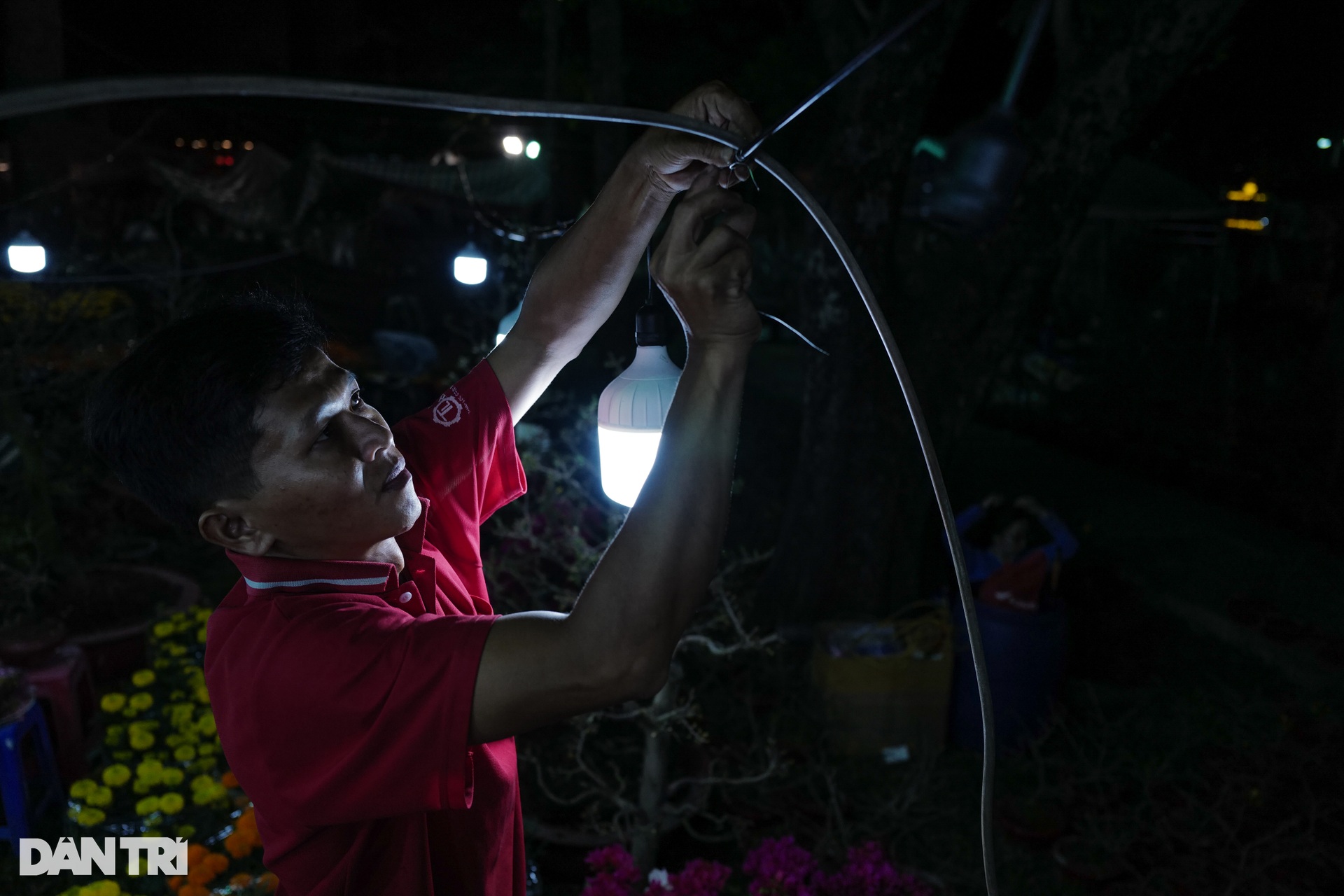 Tiểu thương co ro trong đêm lạnh, mong bán hết hoa để về nhà ăn Tết - 4 Tiểu thương co ro trong đêm lạnh, mong bán hết hoa để về nhà ăn Tết - 4