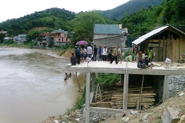 Bỏ lại con thơ, người phụ nữ nhảy cầu tự vẫn