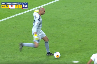 Thủ môn U23 Kuwait mắc sai lầm hài hước, "biếu không" U23 Việt Nam hai bàn