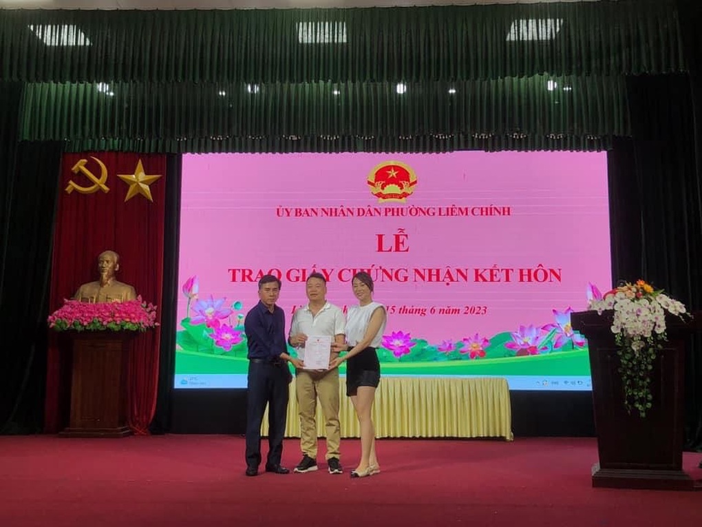 Lễ đăng ký kết hôn Shark Bình và Phương Oanh: Không có sự ưu ái - 1 Lễ đăng ký kết hôn Shark Bình và Phương Oanh: Không có sự ưu ái - 1