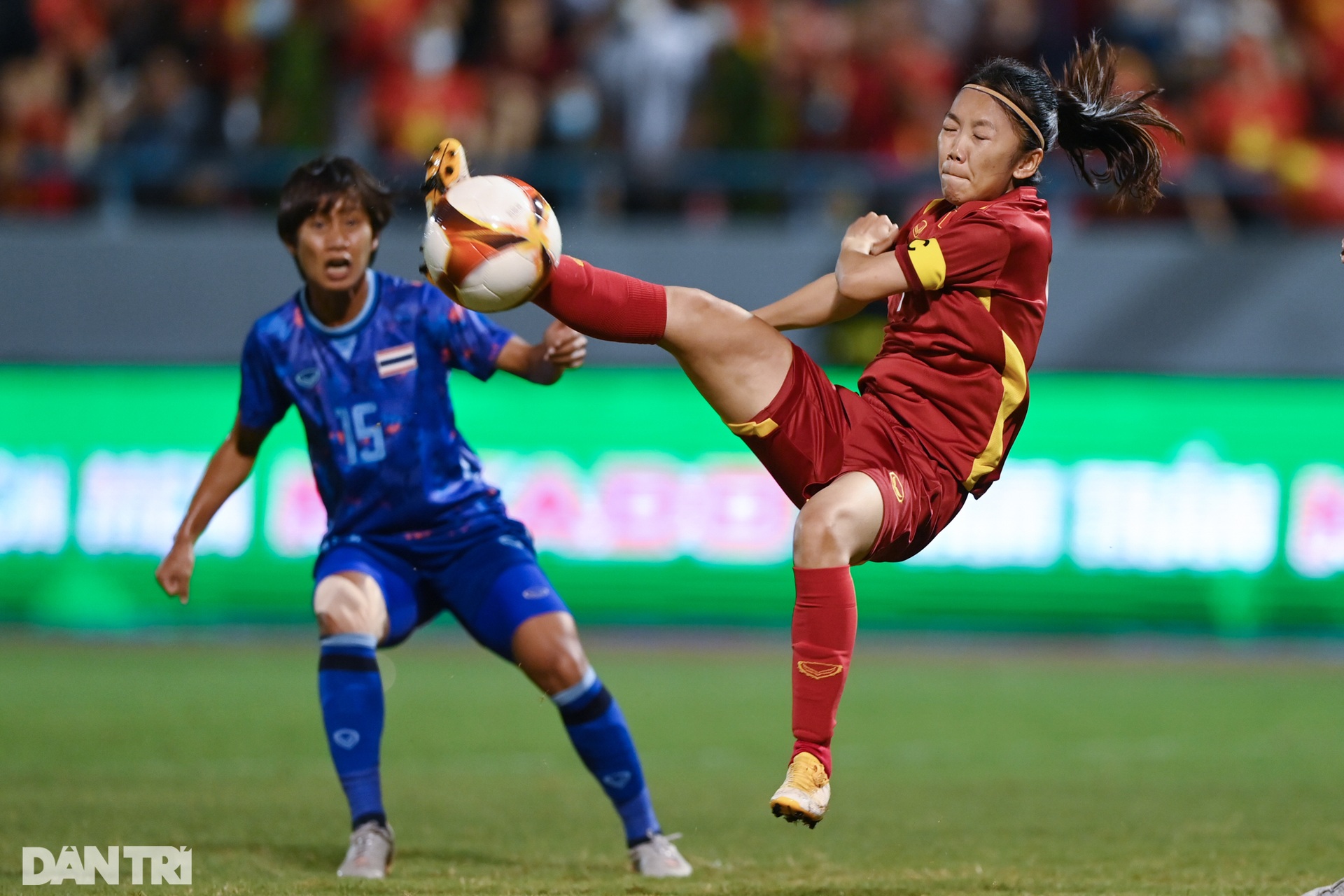 Màn trình diễn của Cô gái Vàng Huỳnh Như làm khổ hàng phòng ngự Thái Lan - 5 Màn trình diễn của Cô gái Vàng Huỳnh Như làm khổ hàng phòng ngự Thái Lan - 5