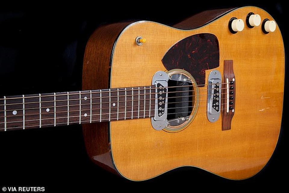 Cây guitar của huyền thoại âm nhạc Kurt Cobain có giá 1 triệu USD - 4 Cây guitar của huyền thoại âm nhạc Kurt Cobain có giá 1 triệu USD - 4