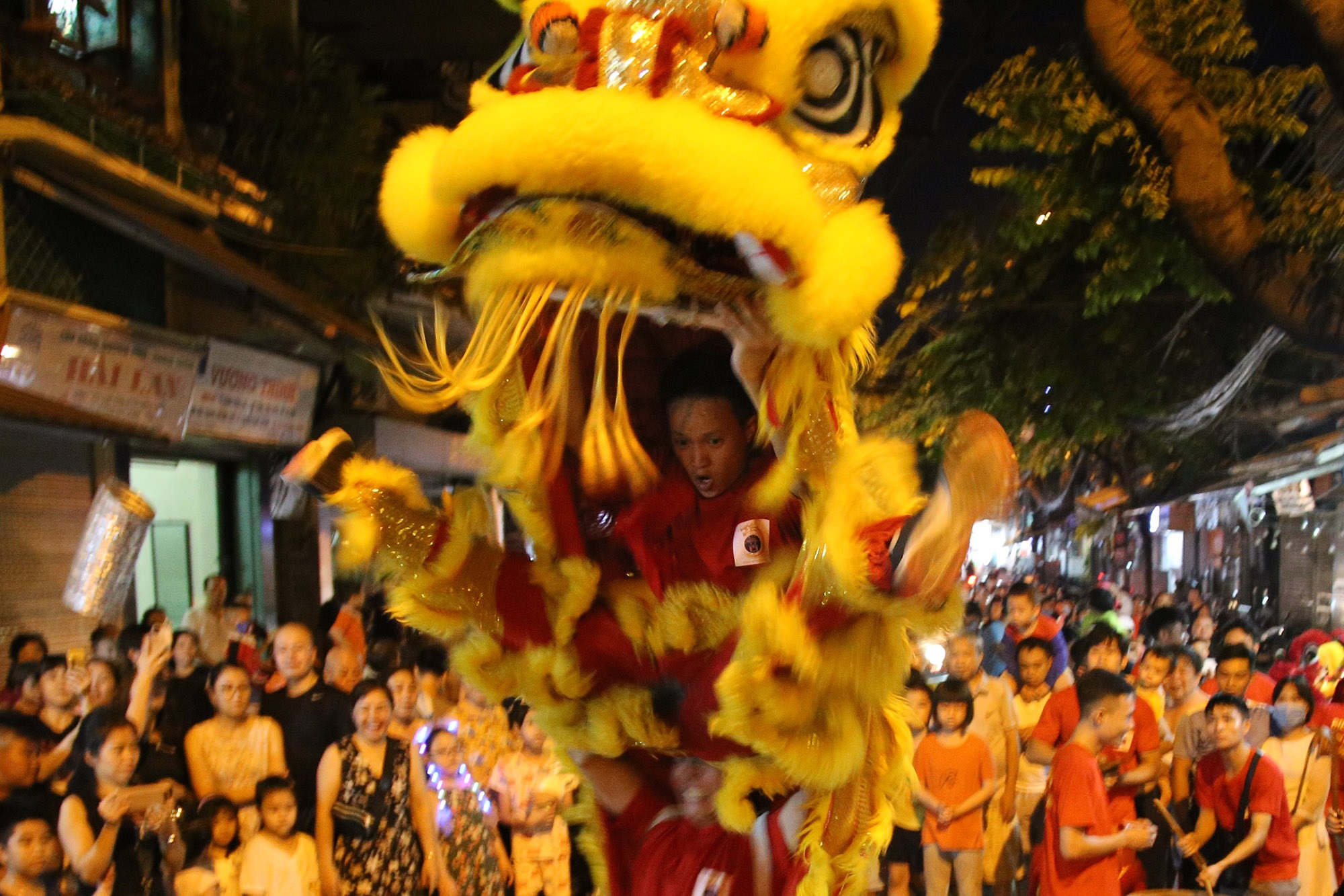Sôi động đêm trung thu trên đường phố Hà Nội - 4 Sôi động đêm trung thu trên đường phố Hà Nội - 4