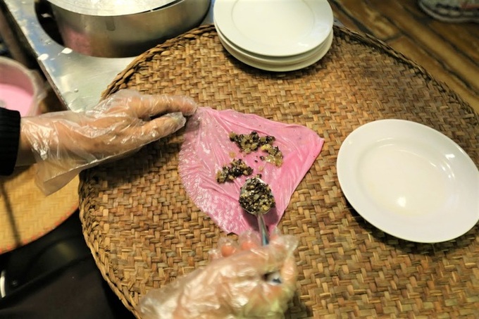 Bánh cuốn thanh long độc đáo nhất Hà Thành được làm như thế nào - Ảnh 8. Bánh cuốn thanh long độc đáo nhất Hà Thành được làm như thế nào - Ảnh 8.