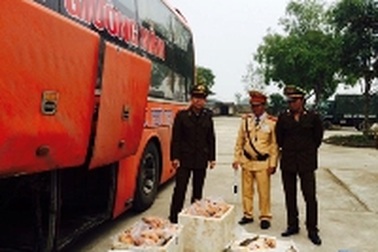 Hàng hóa kém chất lượng ồ ạt "chạy đua" với Tết