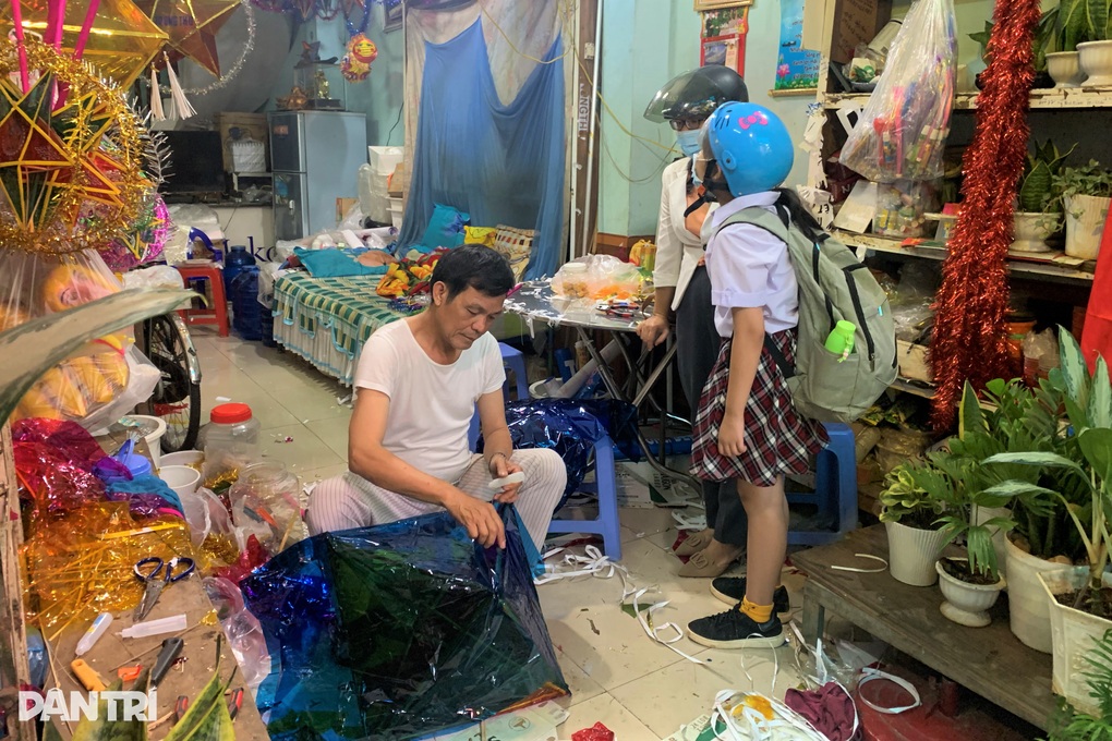 Người đàn ông miệt mài hơn 30 năm giữ nghề làm lồng đèn trung thu - 3