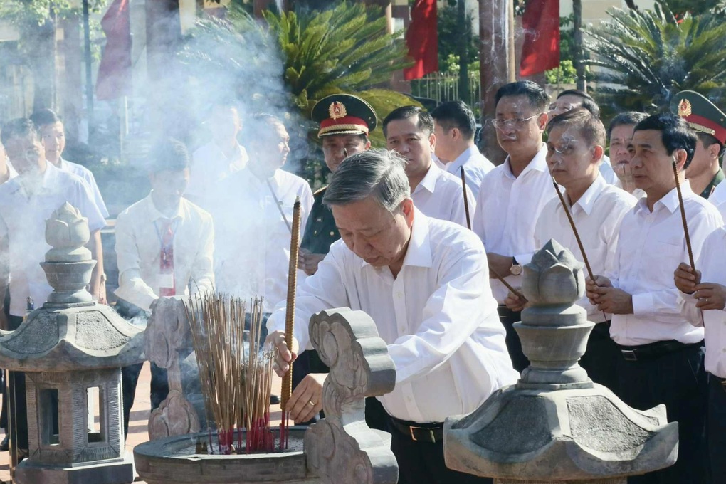 Tổng Bí thư Tô Lâm dâng hương tại đền thờ Bác Hồ ở Quảng Bình - 2 Tổng Bí thư Tô Lâm dâng hương tại đền thờ Bác Hồ ở Quảng Bình - 2