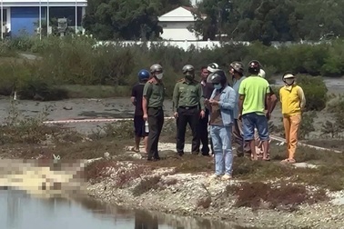 Hai phụ nữ tử vong dưới nước, đầu đội mũ bảo hiểm, chân vướng lưới đánh cá