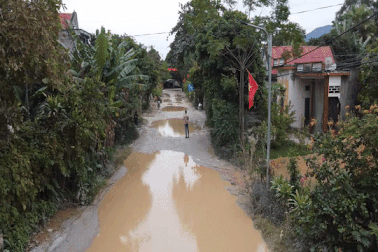 Đường bị "băm nát", biến thành ao sau thi công cao tốc