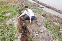 Ninh Bình: “Hà bá” đe dọa “nuốt” trăm mét đê, dân nơm nớp lo sợ