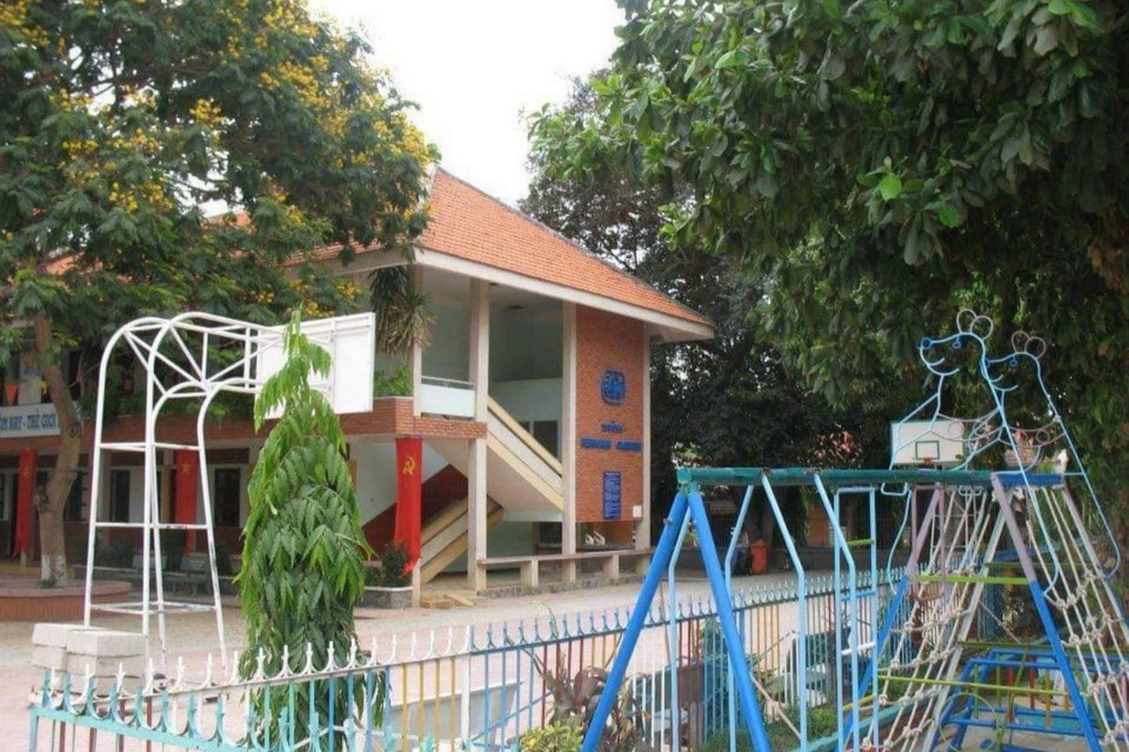Thầy giám thị cho lột đồ 8 nam sinh chủ động xin nghỉ việc - 1 Thầy giám thị cho lột đồ 8 nam sinh chủ động xin nghỉ việc - 1