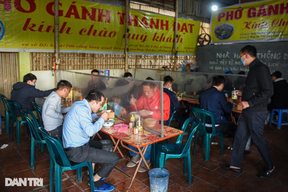Quán phở gánh: Bánh phở khổng lồ, cân từng hoa thịt bò, ngày hết 300 tô - 1 Quán phở gánh: Bánh phở khổng lồ, cân từng hoa thịt bò, ngày hết 300 tô - 1