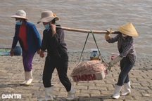 Lao động nhọc nhằn mưu sinh ven biển những ngày gần Tết