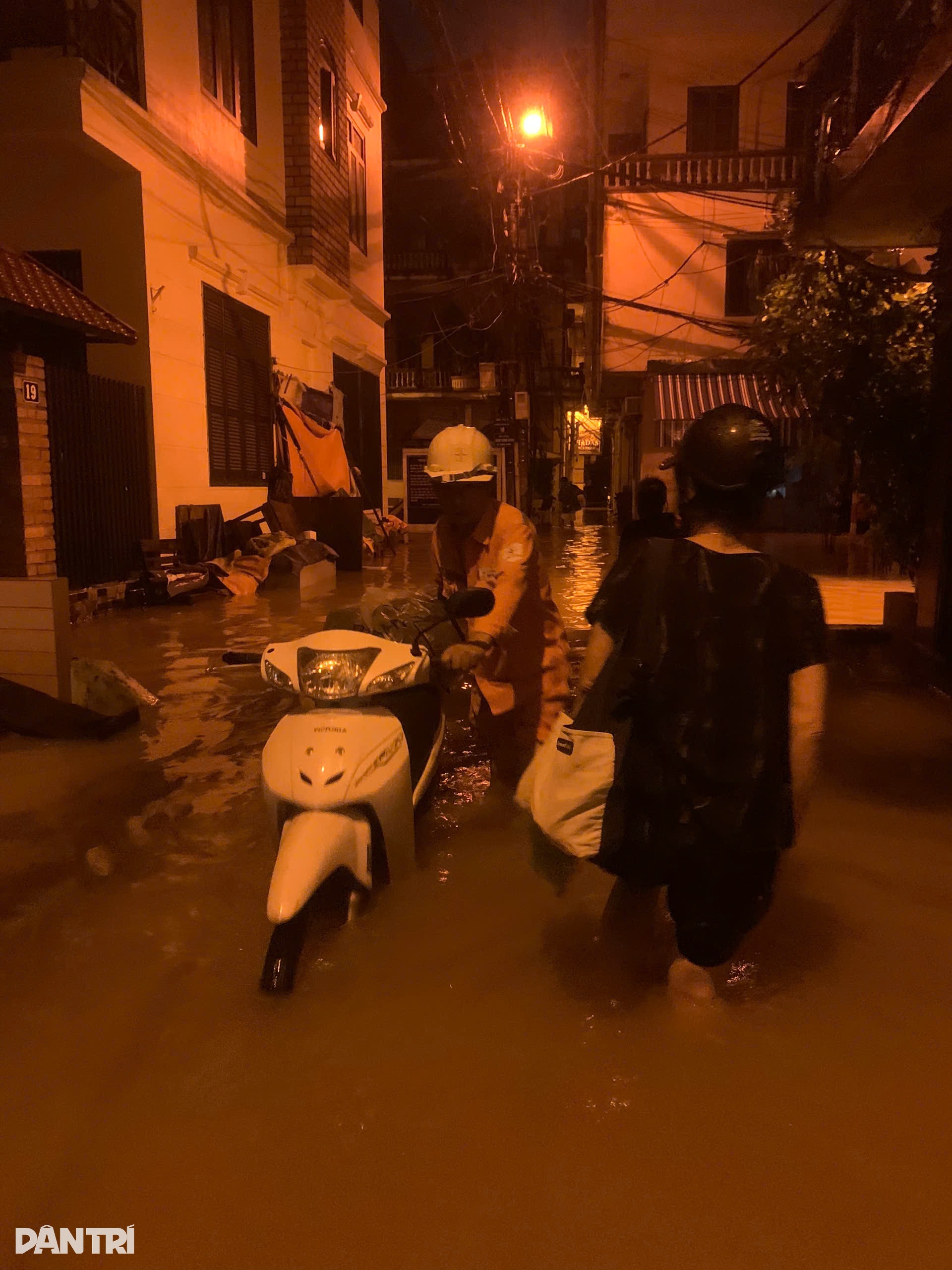 Fugindo da enchente no centro de Hanói, as pessoas acenderam velas, construíram sacos de areia e retiraram água - 1 Chạy lũ giữa trung tâm Hà Nội, người dân thắp nến đắp bao cát, tát nước - 1
