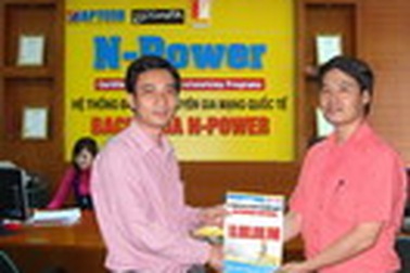 Trao tặng 20 triệu đồng cho Quỹ Xây dựng Cầu Nhân ái