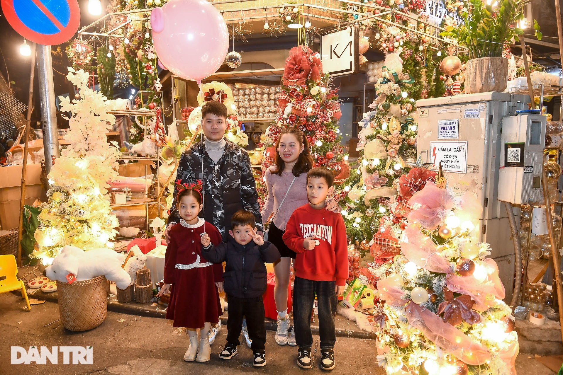 Hà Nội: Người dân chen nhau chụp ảnh, phố Hàng Mã ùn tắc kéo dài - 4 Hà Nội: Người dân chen nhau chụp ảnh, phố Hàng Mã ùn tắc kéo dài - 4