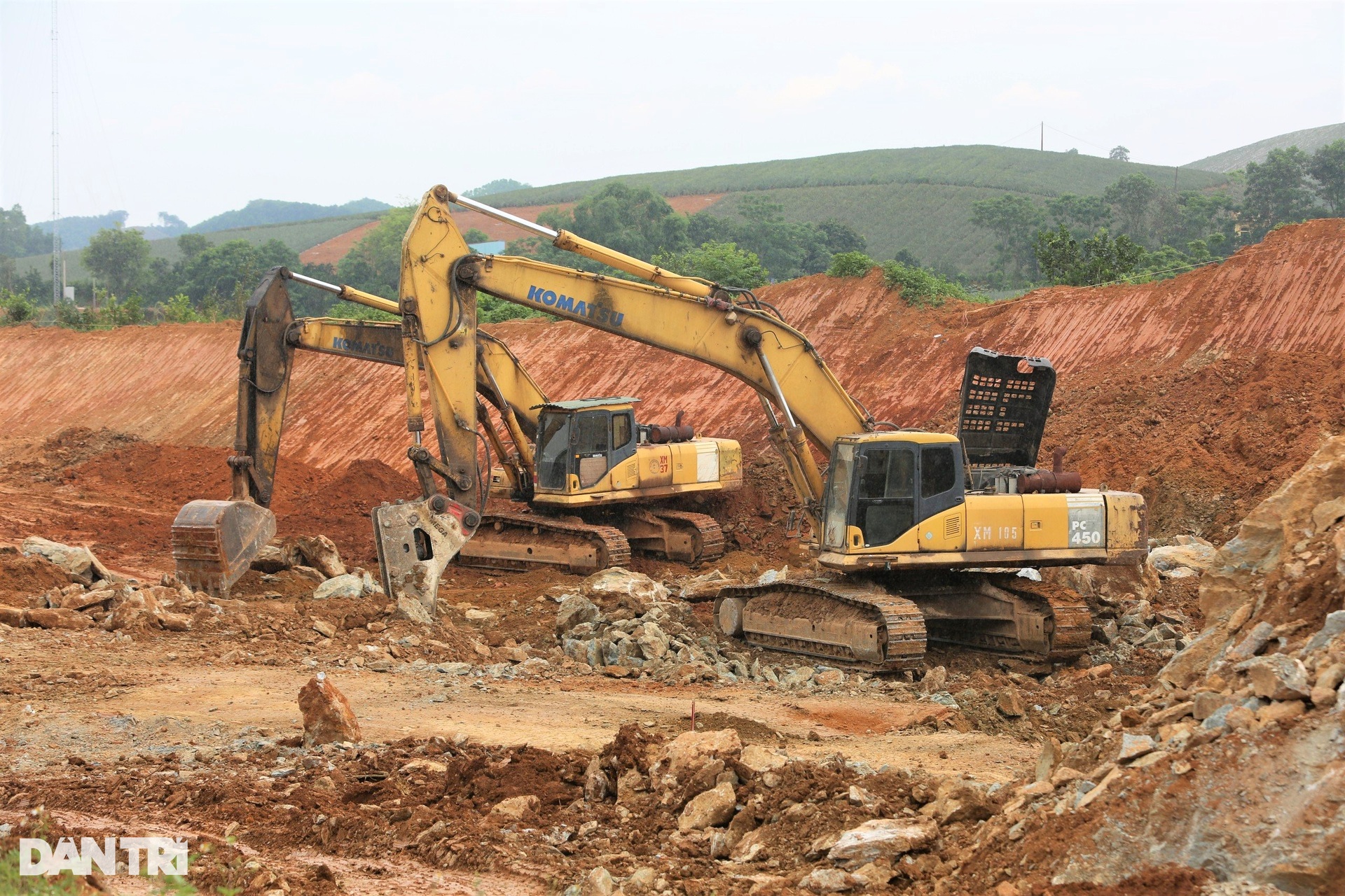 Xẻ 7 quả đồi lấy 1 triệu m3 đất làm tuyến đường Đông - Tây - 7 Xẻ 7 quả đồi lấy 1 triệu m3 đất làm tuyến đường Đông - Tây - 7