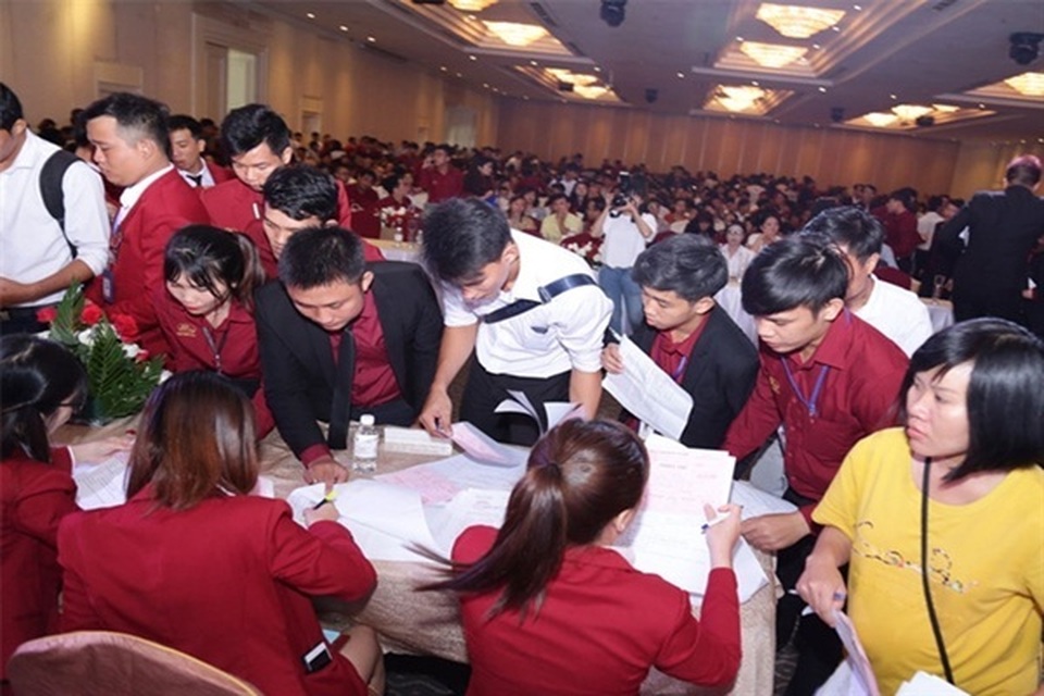 Hàng trăm gia đình tan nát vì có người thân đầu tư theo Alibaba - 2 Hàng trăm gia đình tan nát vì có người thân đầu tư theo Alibaba - 2