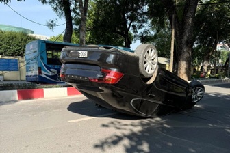 Ô tô lật ngửa trên đường ở Hà Nội do tài xế buồn ngủ