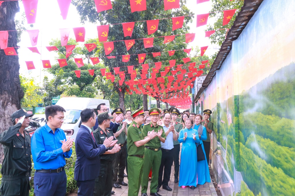 Nippon Paint cùng Công an TPHCM khánh thành tranh bích họa Việt Nam tươi đẹp thứ 19 - 3 Nippon Paint cùng Công an TPHCM khánh thành tranh bích họa Việt Nam tươi đẹp thứ 19 - 3